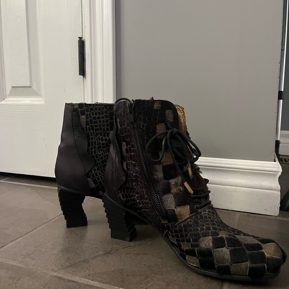 Papucei all leather  booties ..black with tan checks ... sz 40, side zipper .. - Picture 2 of 8